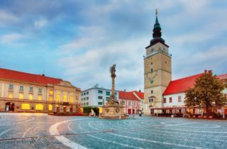 Na Trojičnom námestí v Trnave už stojí vianočný strom, jedľu srienistú priviezli zo Suchej nad Parnou